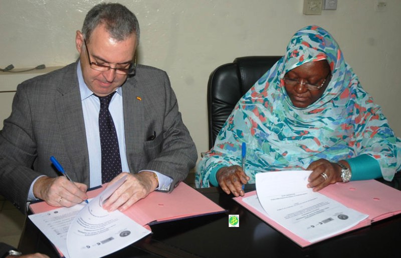 جانب من توقيع اتفاقية بروتوكول بين موريتانيا واسبانيا لمحاربة ظاهرة الخفاض المنتشرة في عدد من ولايات الداخل الموريتاني (وم أ)