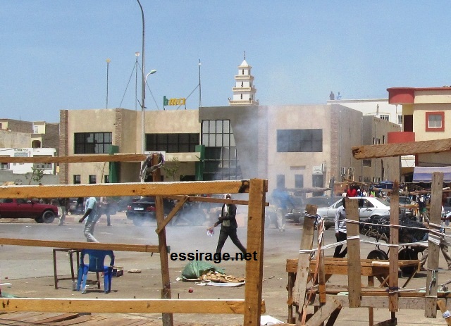 صورة لإحدى قنابل الغاز المسيل للدموع التي ألقتها الشرطة على محجين في رأس الشارع غربي سوق العاصمة (تصوير- السراج)