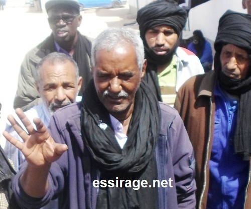 جانب من تجمهر عمال "اسنيم" المضربين أمام مقر مناديب العمال بحي كانصادو بنواذيبو (السراج)