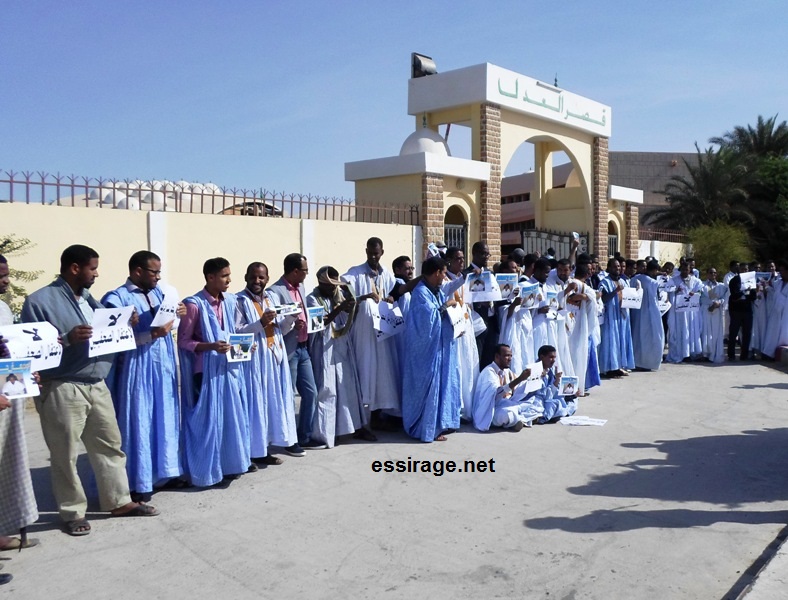 جانب من الوقفة الاحتجاجية أمام المحكمة بنواكشوط (السراج)