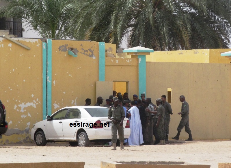 جانب من دفع الحرسيين للصحفيين لإدخالهم داخل مبنى السجن المدني بنواكشوط (تصوير - السراج)