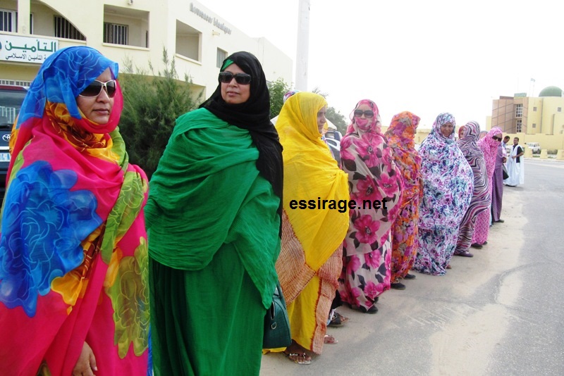 جانب من الوقفة الاحتجاجية التي نظمها ذوو السجين السلفي صالح ولد محمد أمام السجن المدني بنواكشوط (تصوير - السراج)