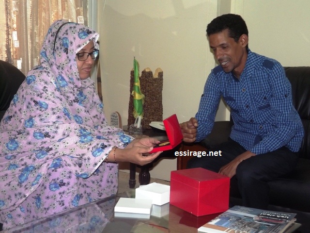 جانب من لقاء وزيرة الثقافة والصناعة التقليدية هندو بنت عينينا لرئيس ومسؤول إعلام جمعية الطوابع والعملات البريدية الموريتانية (السراج)
