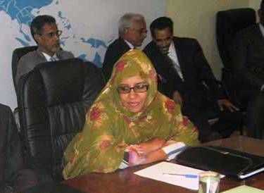 وزيرة الثقافة والصناعة التقليدية الموريتانية هندو بنت عينين خلال مؤتمر صحفي للحكومة (وم أ)