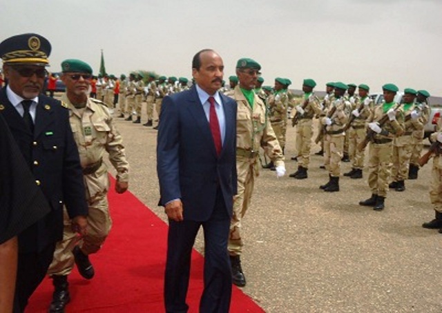 الرئيس الموريتاني محمد ولد عبد العزيز خلال زيارة سابقة  لولاية تيرس الزمور شمال موريتانيا (أرشيف)