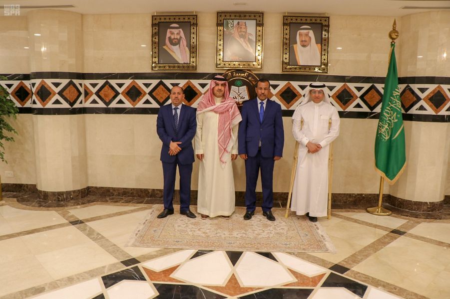 سيدنا عالي ولد الجيلاني رئيس محكمة الحسابات ورئيس ديوان المراقبة العامة السعودي ومسؤولين بالمحكمة والديوان.