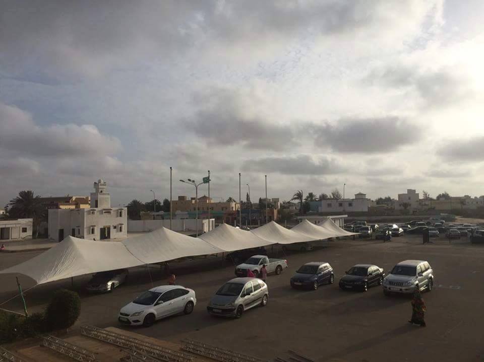 خيم متراصة في باحة الملعب الأولمبي