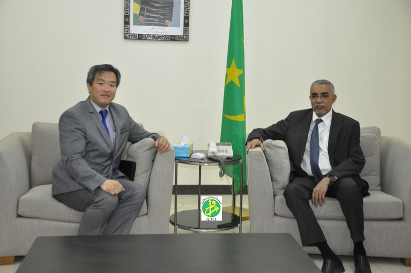 الوزير الأول يبحث علاقات التعاون مع القائم بأعمال سفارة اليابان في نواكشوط 