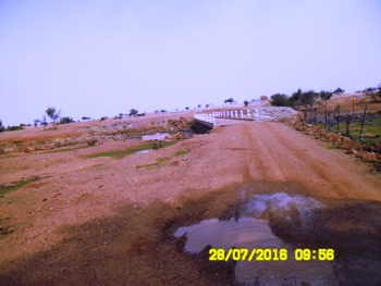 خدود مغمورة بالمياه تطوق فرى عديدة بعزلة خانقة خلال موسم الخريف