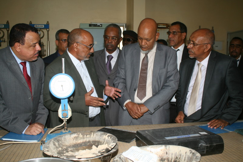 الوزير خلال الزيارة 