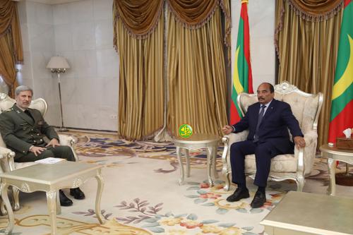 الرئيس الموريتاني محمد ولد عبد العزيز ووزير الدفاع الإيراني أمير حاتمي.