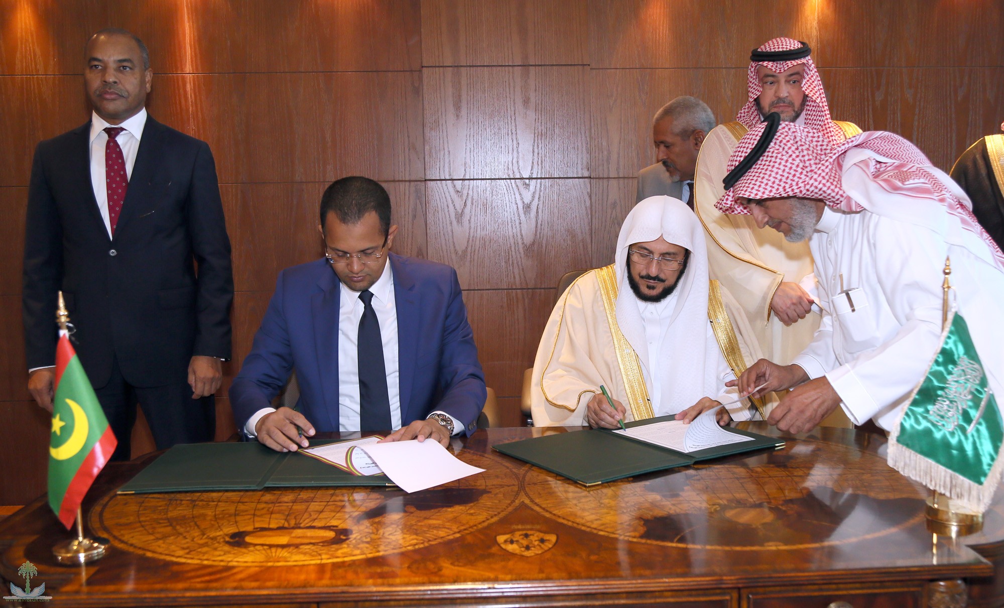 وزير الشؤون الإسلامية والتعليم الأصلي أحمد ولد أهل داوود، ووزير الشؤون الإسلامية والدعوة والإرشاد، السعودي عبد اللطيف بن عبد العزيز آل الشيخ لدى توقيعهما على الاتفاقية بالرياض.