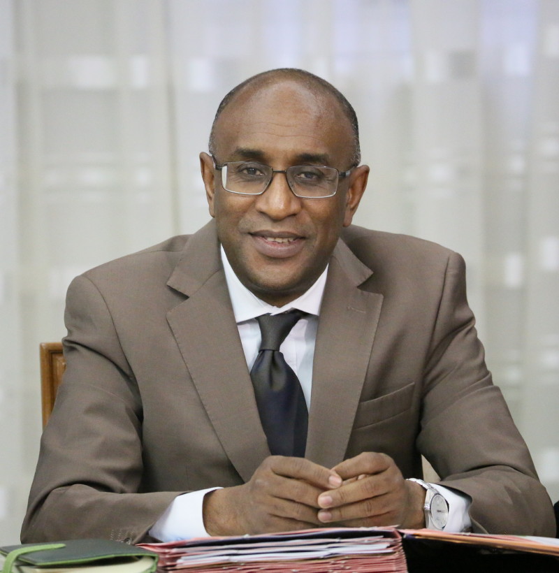 لبروفسير كان بوبكر: وزير الصحة الموريتاني.