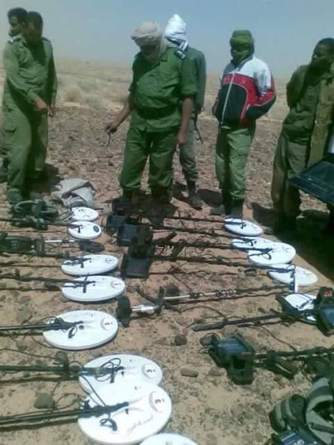 صورة من الدرك وهو يصادر الأجهزة 