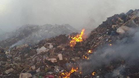 حريق فى المكب الرسمي للنفايات بالعاصمة 