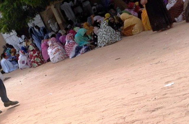 تجمهر طلابي أمام مركز الخدمات الجامعية