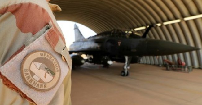 صورة لطائرة وجندي فرنسي afp