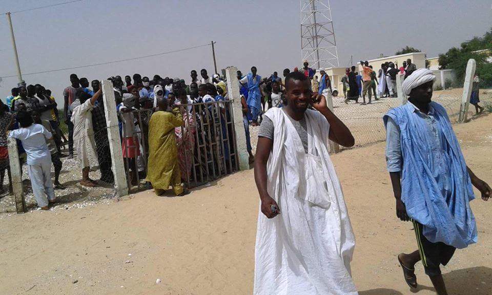 جانب من الزحام قبل اقتحام المقر 