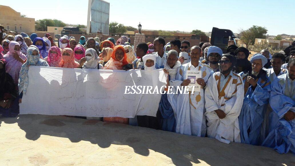 الوقفة هنا أمام الولاية 