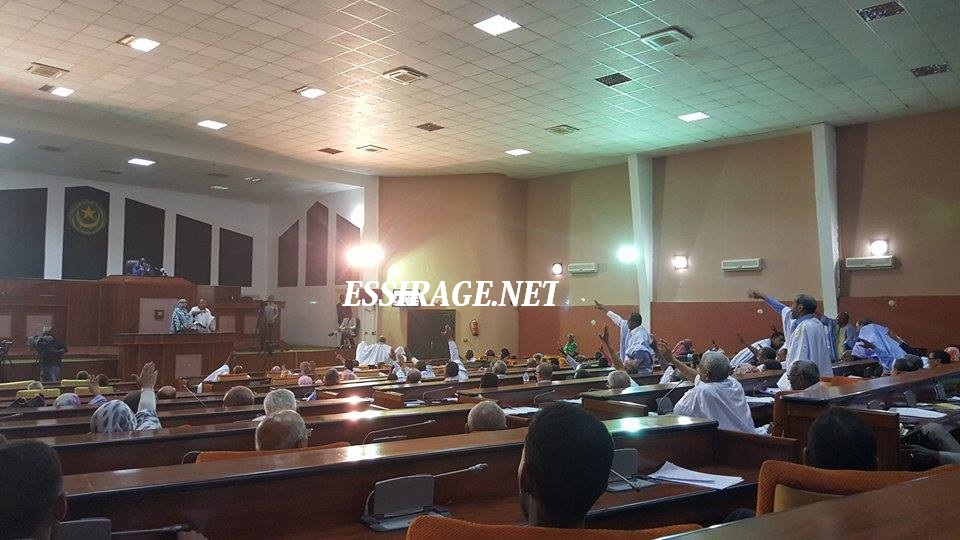 لحظة اعتراض بعض النواب 