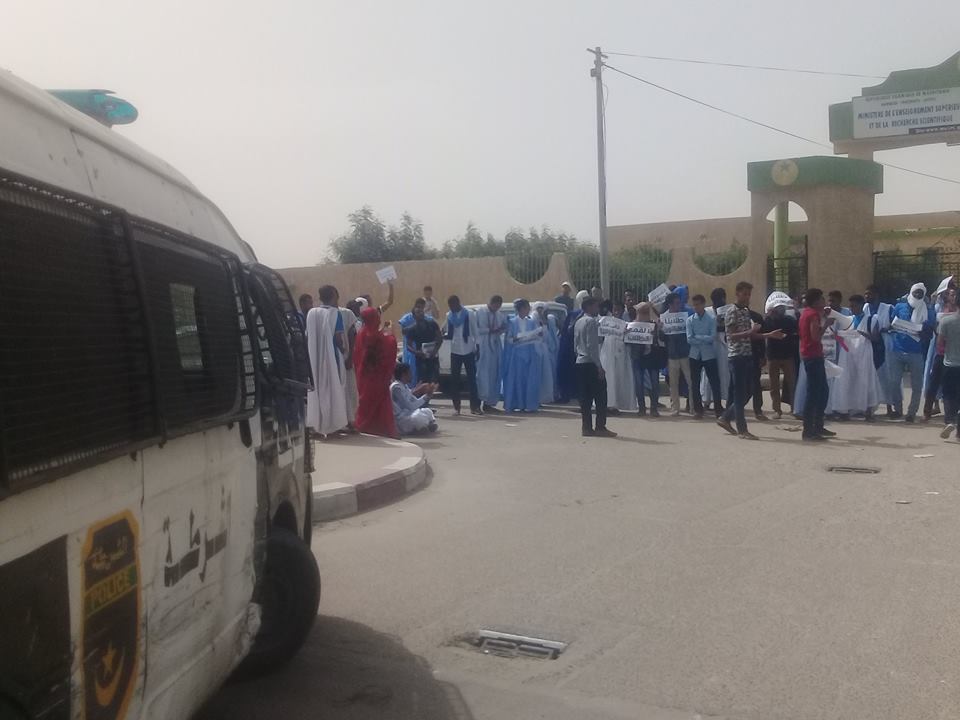 لحظة وصول الشرطة إلى الوقفة 