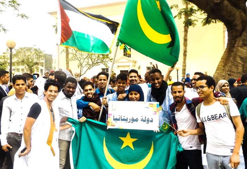 صورة لمجموعة من الطلبة الموريتانيين أثناء مشاركتهم بمهرجان التراث الثقافي بجامعة القاهرة المصرية (السراج)