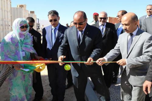 الرئيس محمد ولد عبد العزيز لدى تدشينه محطة لتحلية المياه بنواذيبو.