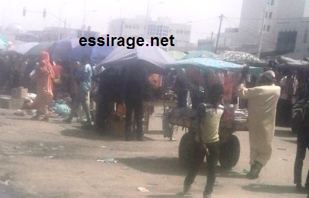 أصحاب عربات وسط الشارع بالقرب من ملتقى طرق BMD