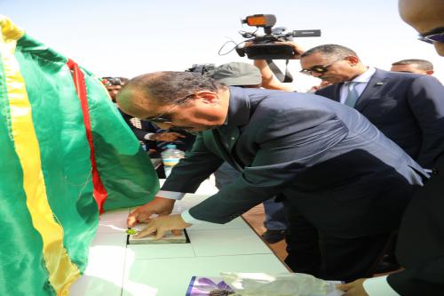 الرئيس الموريتاني محمد ولد عبد العزيز لدى إشراف على توسعة المركزين الاستشفائيين بنواكشوط.