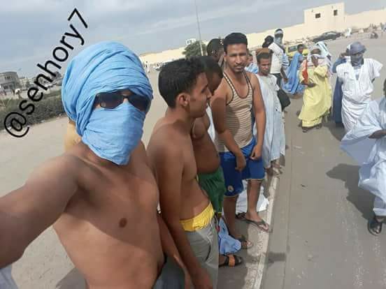 صورة من بعض الشباب المتظاهرين ضد الحادثة (بعدسة أحد الحاضرين)