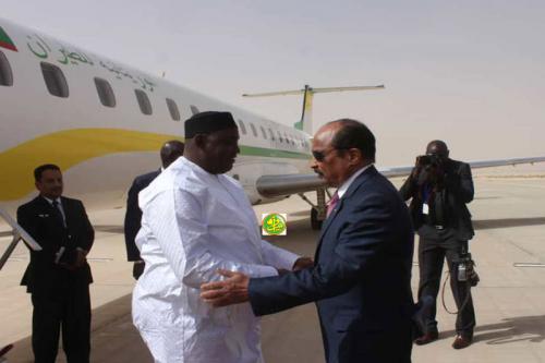 الرئيس الغامبي آدما بارو لدى استقباله بمطار نواكشوط الدولي من طرف الرئيس الموريتاني محمد ولد عبد العزيز.