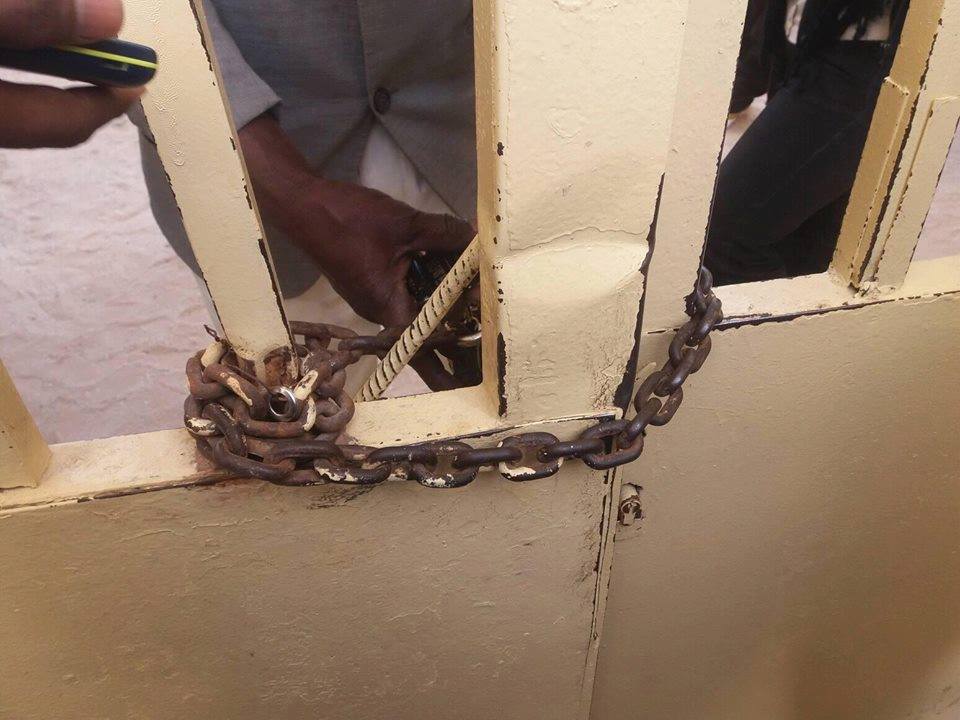 الباب بعد إغلاقه اليوم