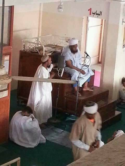 آخر صورة للراحل فى مسجد التوبة مساء أمس 