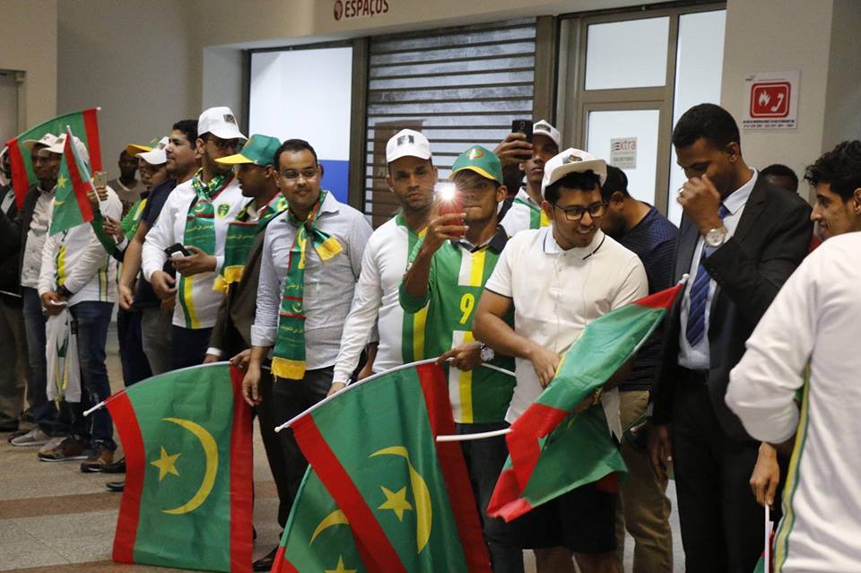 بعض أفراد الجالية الموريتانية بأنغولا لدى استقبالهم منتخب المرابطون.