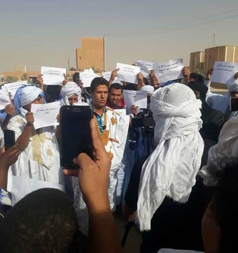 صورة من وقفة أمام المفوضية لذوي منت حمّان