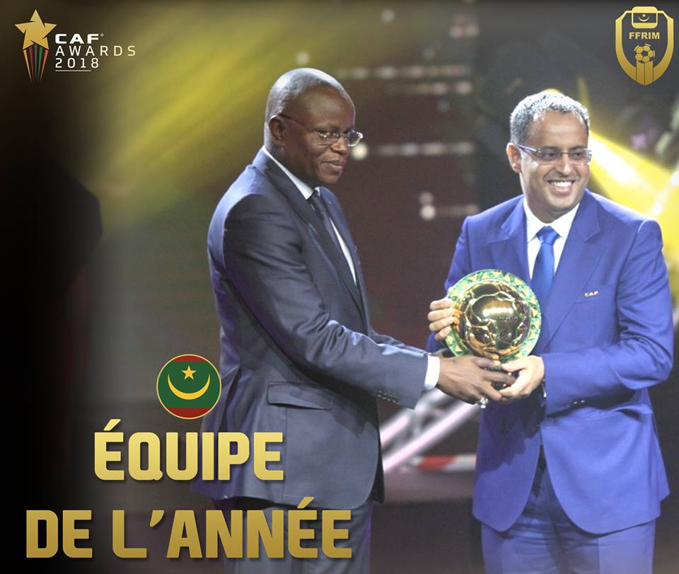 رئيس الاتحادية الموريتانية لكرة القدم أحمد ولد يحيى لدى تسلمه الجائزة.