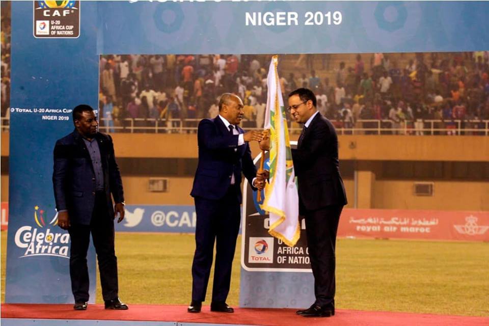 رئيس الاتحادية الموريتانية لكرة القدم أحمد ولد يحيى لدى تسلمه الدرع من رئيس الاتحاد الإفريقي أحمد أحمد.