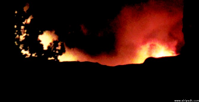 صورة عزت صحيفة الرياض لرويترز أنها من الحريق الذي شب في الموقع الذي قصفته إسرائيل