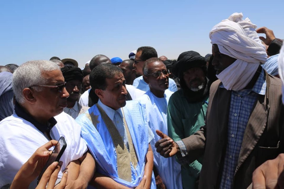 المترشح محمد ولد مولود خلال زيارته للحمالين