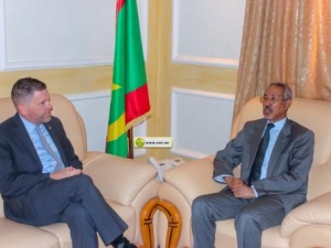 وزير الدفاع الموريتاني حننا ولد سيدي والسفير الأمريكي مايكل دودمان