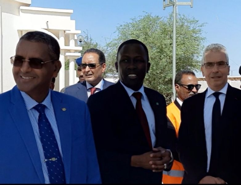 من اليسار المدير المساعد للطيران المدني ووالي آدرار والسفير الفرنسي 