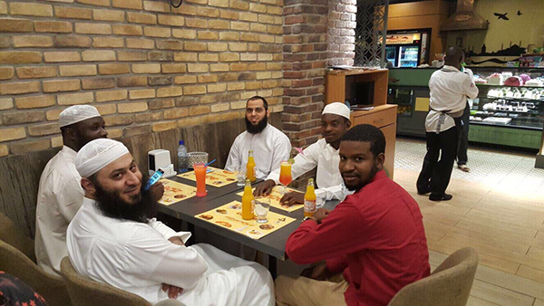 صورة الشيخان في المطعم قبل وفاتهما بلحظات