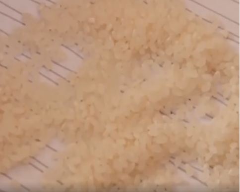 صورة لعض الأرز البلاستيكي (موقع جمعية حماية المستهلك )