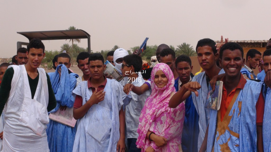 صورة من الطلاب أمام الثانوية