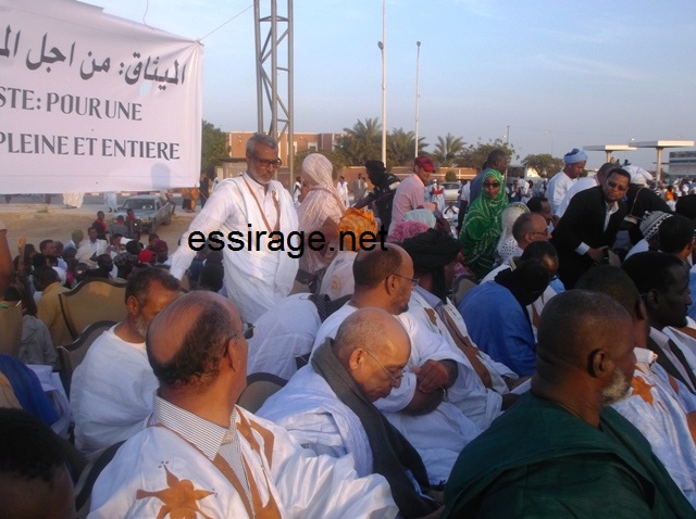 جانب من الحاضرين على المنصة