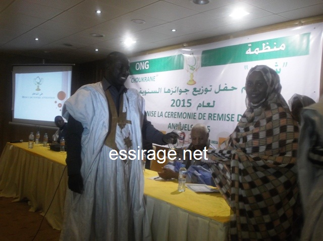 عمدة الرياض وهو يتسلم جائزته من رئيسة "شكرا"