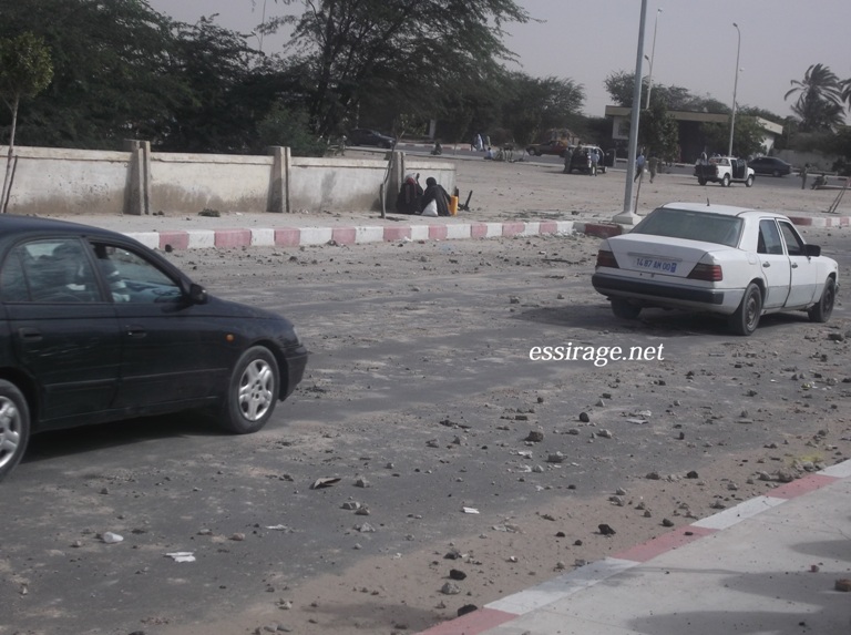 الحجارة على الشارع والساحة خالية إلا من الشرطة 