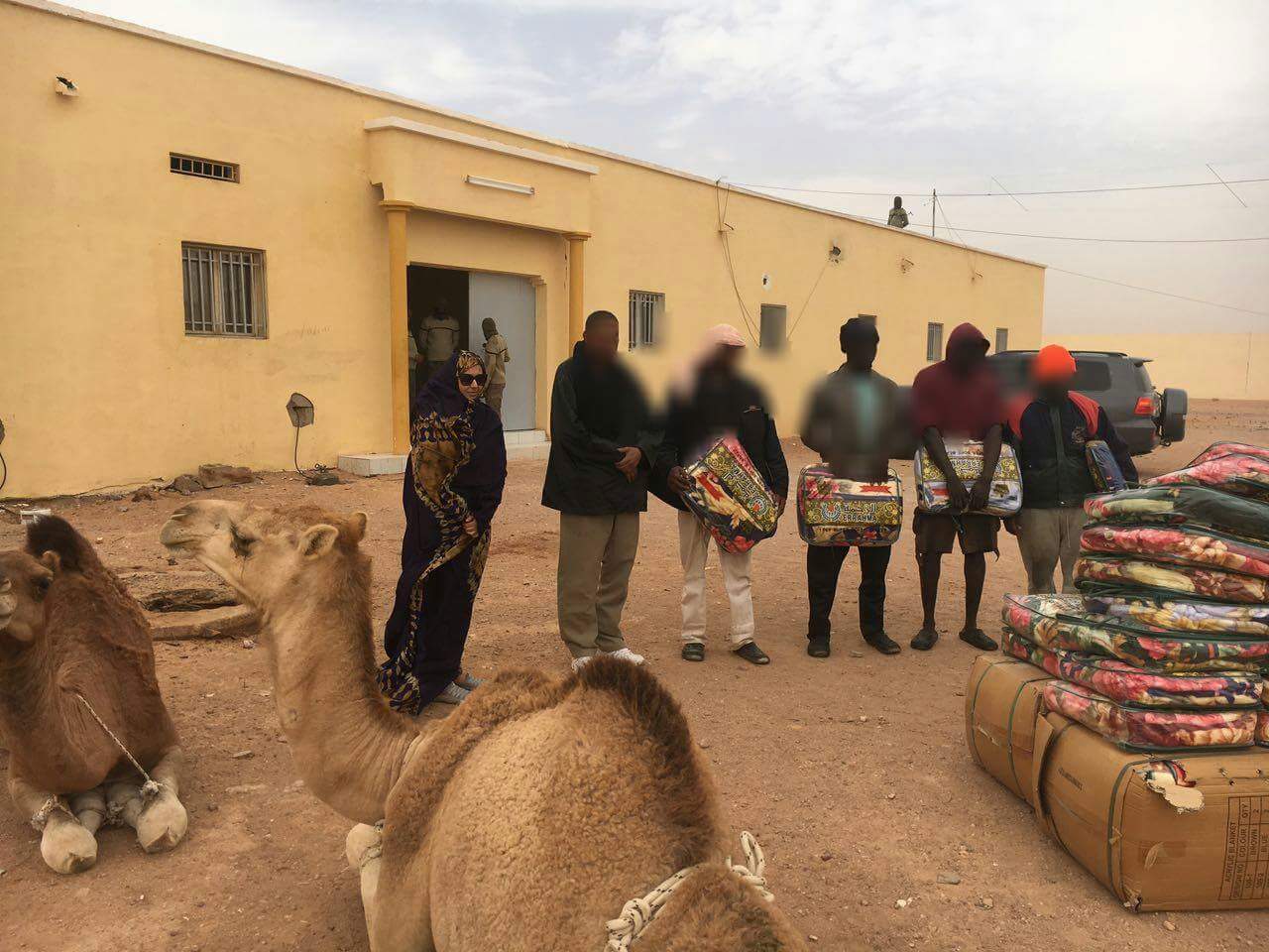 سجناء يستلمون بطانيات " صور الهيئة"