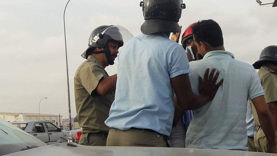 لحظة توقيف أحد الشباب