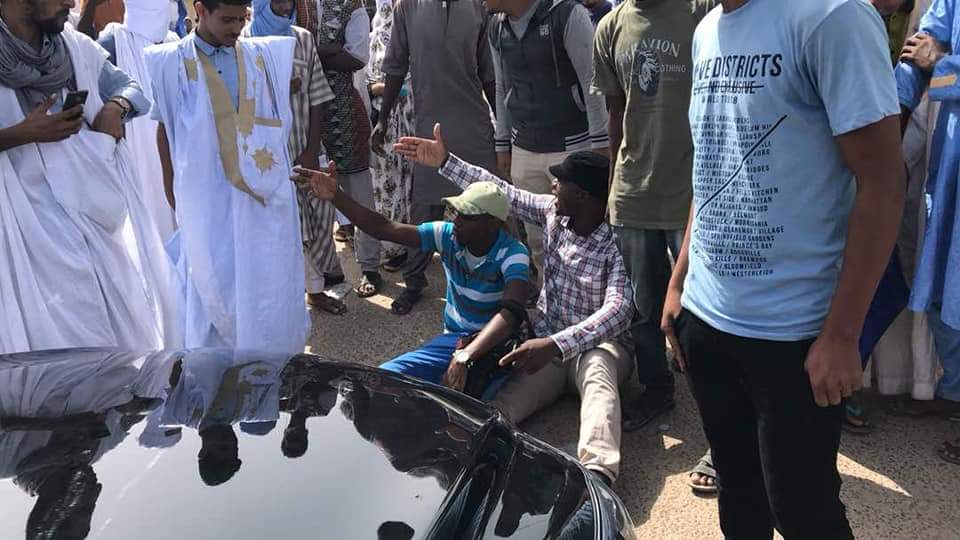 الطلاب أمام سبارة الوزير